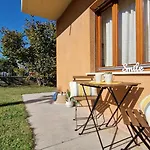 Bright Flat With Shared Garden * Бибионе