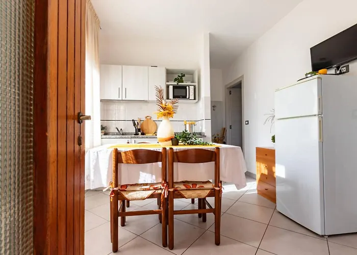 Bright Flat With Shared Garden דירה *