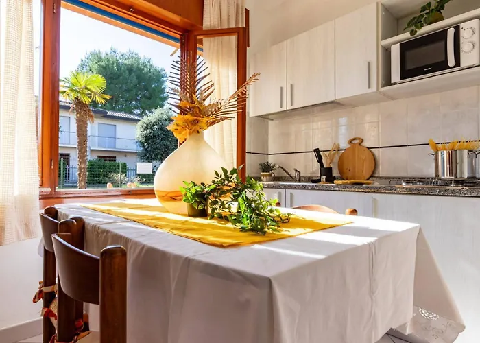 Bright Flat With Shared Garden דירה *